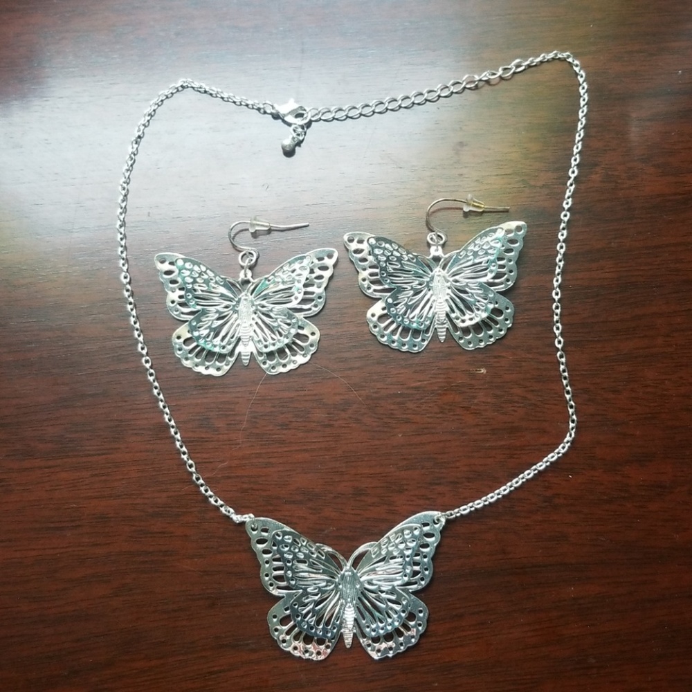 Necklace and earrings set